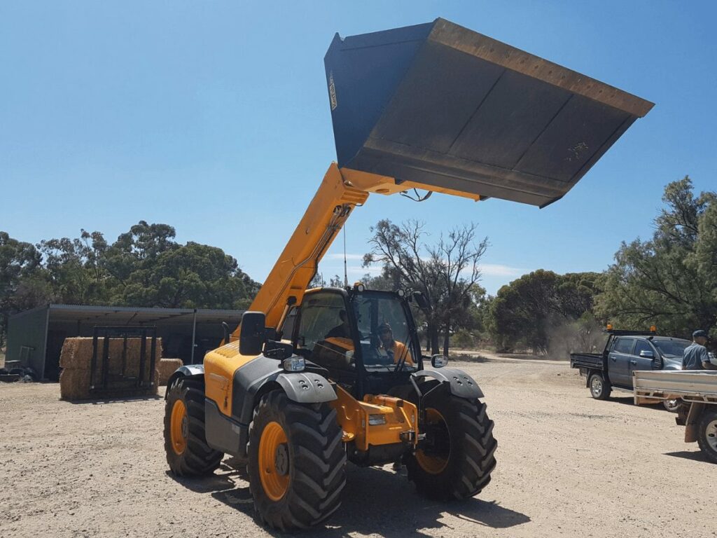 telehandler with bucket2